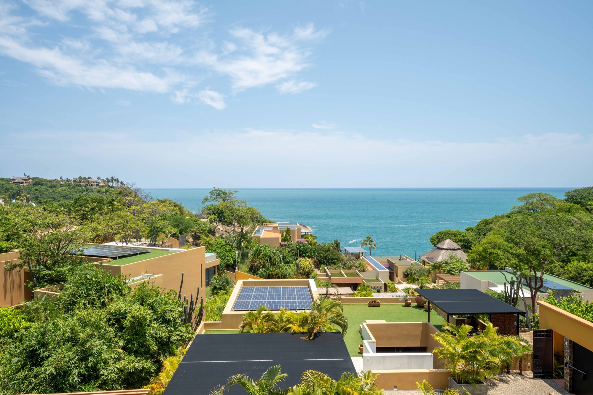 Vista panorámica desde la azotea hacia el mar sobre las residencias