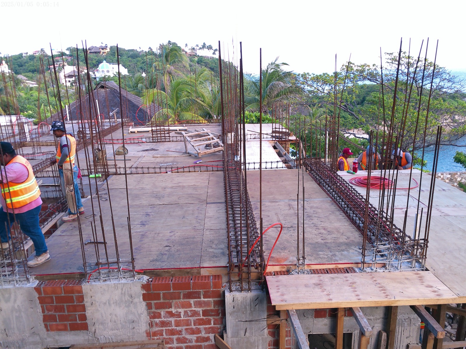 Castillos de acero levantándose sobre la losa de una residencia ROCA en construcción en Bahía Maguey
