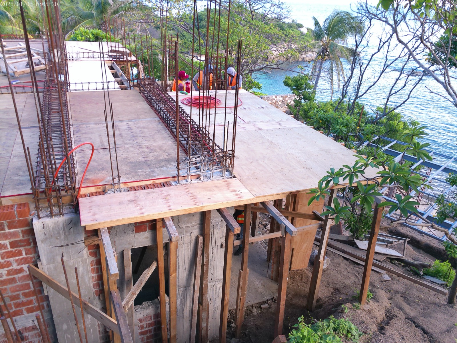 Losa voladiza y armado de acero de un conjunto de departamentos ROCA en obra sobre la costa de Tangolunda